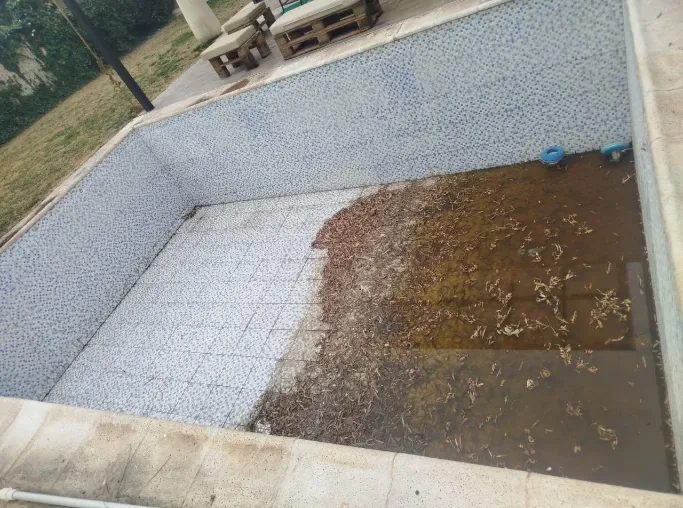 Imagen del fondo de piscina sucia antes de la limpieza