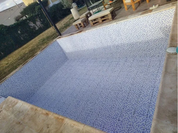 Imagen del fondo de piscina limpia después de la limpieza